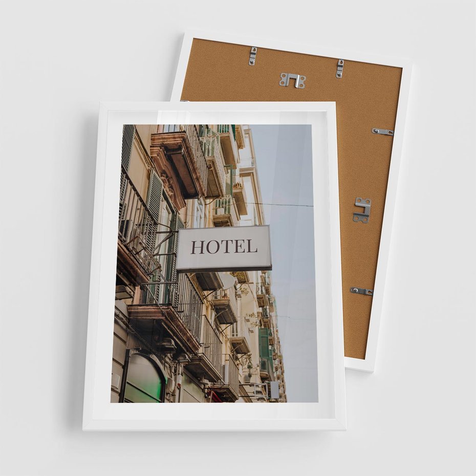 Plakat w ramie 50x70 - Magiczne Spacery - hotel, uliczka - rama biała