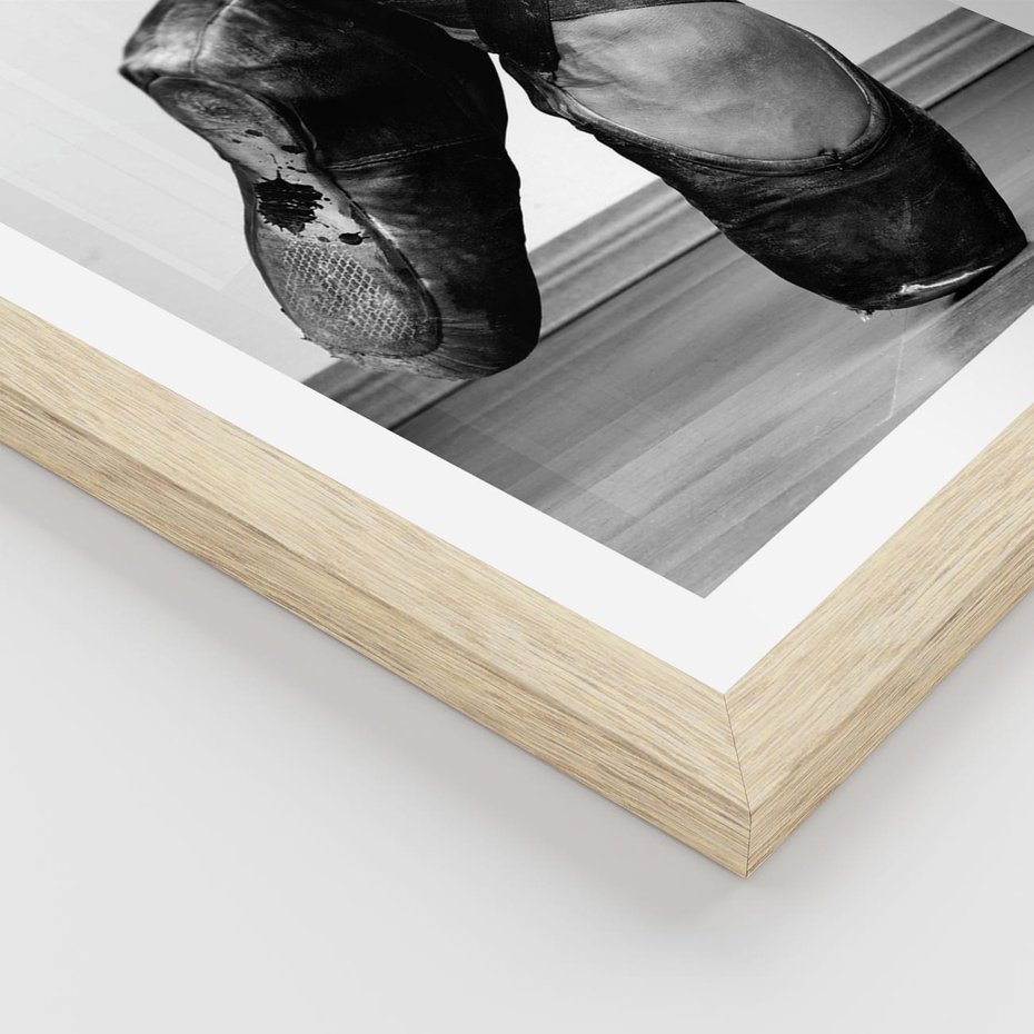 Plakat w ramie 40x50 - Taniec Zmysłów - artystyczne zdjęcie, odcienie szarości - rama drewno