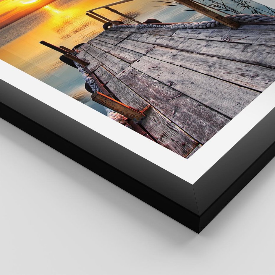 Plakat w ramie 40x50 - Zachód nad jeziorem z pomostem - pomost, jezioro - rama czarna