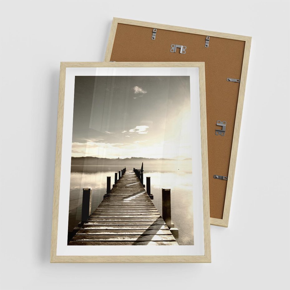 Plakat w ramie 50x70 - Mglisty poranek na pomostcie - pomost, mgła - rama drewno