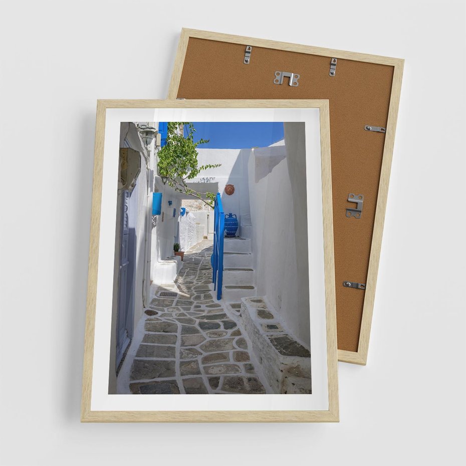 Plakat w ramie 50x70 - Uroki Santorini: Perspektywiczna Uliczka - uliczka, perspektywa - rama drewno