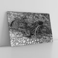 Obraz na płótnie 100x70 - Zapomniany Urok - czarno biała fotografia, stary rower oparty o mur