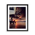 Plakat w ramie 40x50 - Podróż ku Zachodzącemu Słońcu - samolot, scena na lotnisku - rama czarna