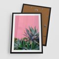 Plakat w ramie 50x70 - Tropikalne Liście na Różowej Ścianie - różowa ściana, tropikalne liście na jej tle - rama czarna