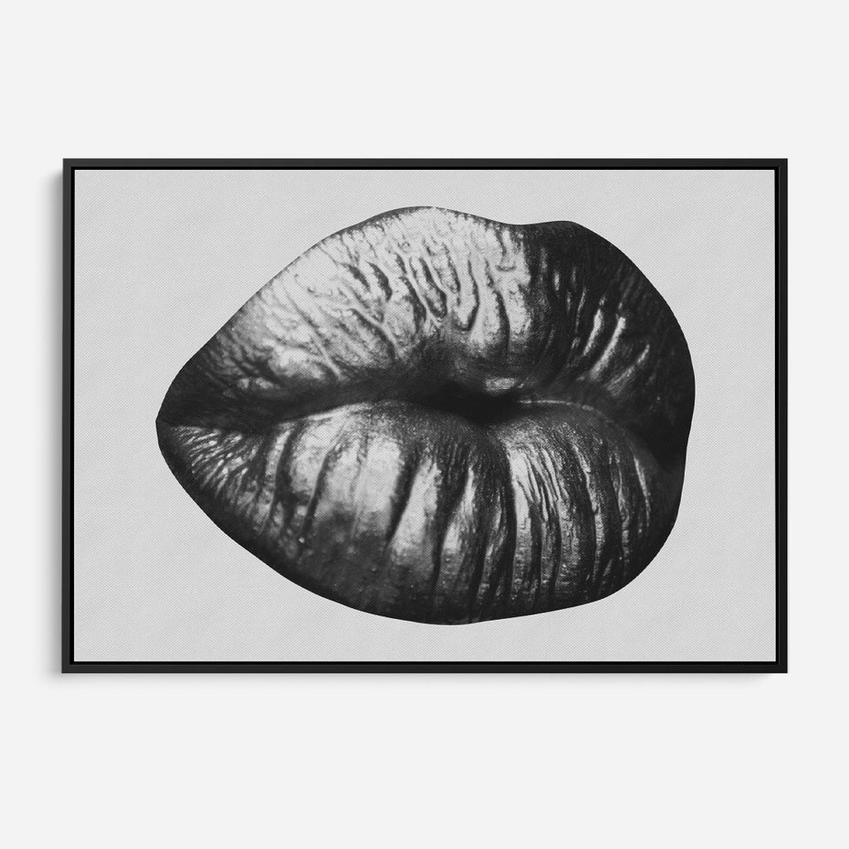 Obraz w ramie 70x50 - Srebrna Moc Wyrazu - srebrne usta, zbliżenie - rama czarna