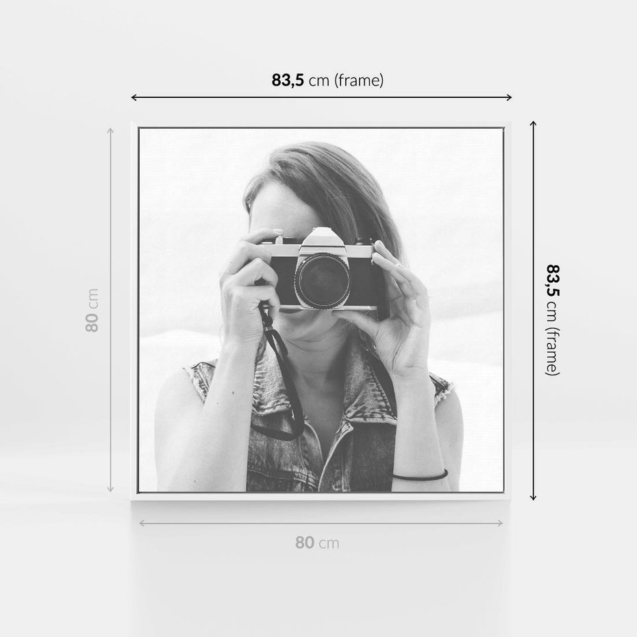 Obraz w ramie 80x80 - Zrób mi Zdjęcie - fotografia, kobieta z aparatem - rama biała