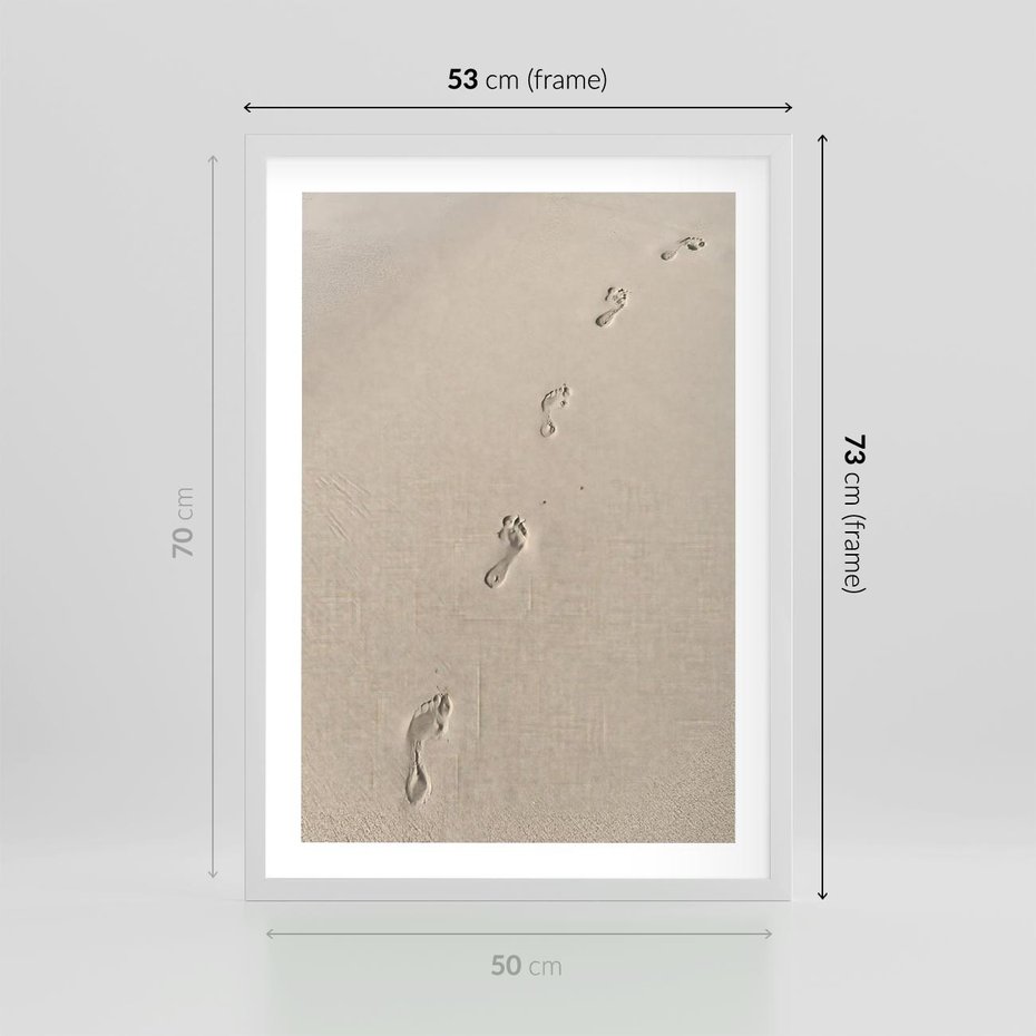 Plakat w ramie 50x70 - Ślady na Złocistym Piasku - piasek, ślady stóp na piasku - rama biała