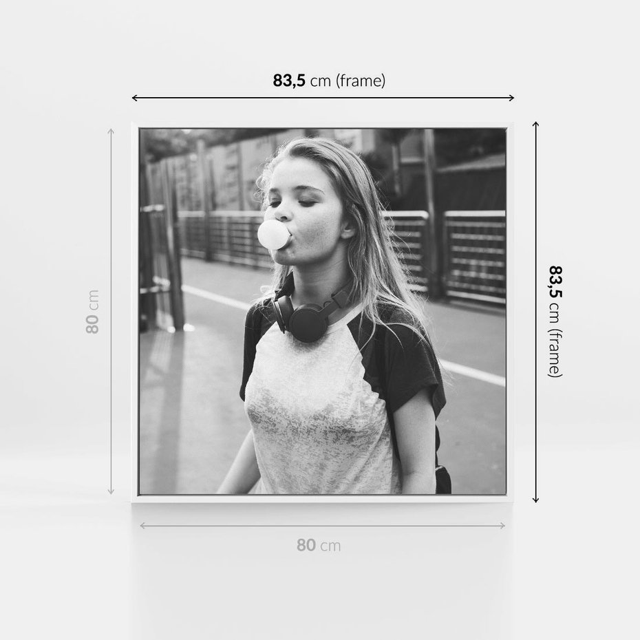 Obraz w ramie 80x80 - Letnia Młodość - nowoczesna fotografia, czarno biała - rama biała