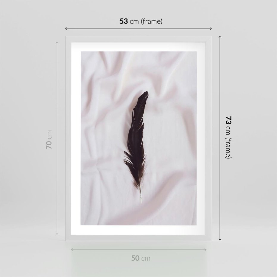 Plakat w ramie 50x70 - Prosta Elegancja - czarne pióro na białej pościeli, minimalizm - rama biała