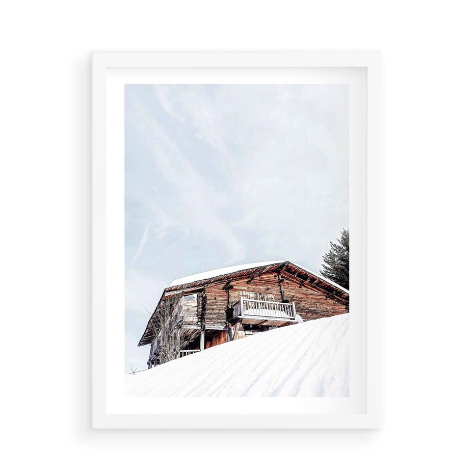 Plakat w ramie 50x70 - Spokój Górskiej Zimy - chatka w górach, domek górski - rama biała