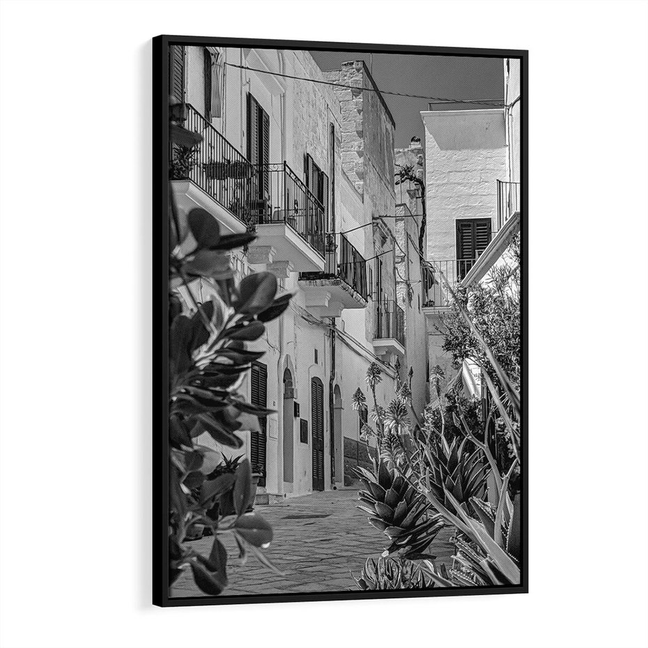 Obraz w ramie 70x100 - Nadmorska Uliczka - czarno białe zdjecie, uliczka w nadmorskim mieście - rama czarna
