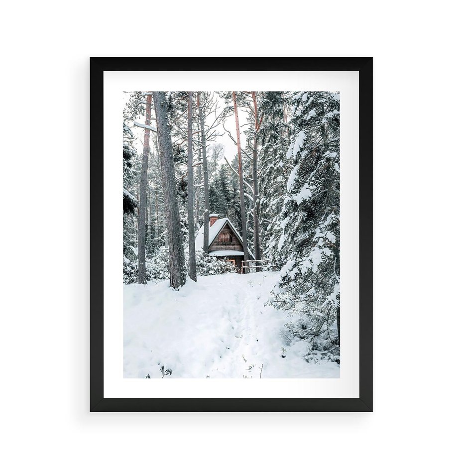 Plakat w ramie 40x50 - Spokój Zimowej Przygody w Lesie - domek w górach w lesie, zima - rama czarna