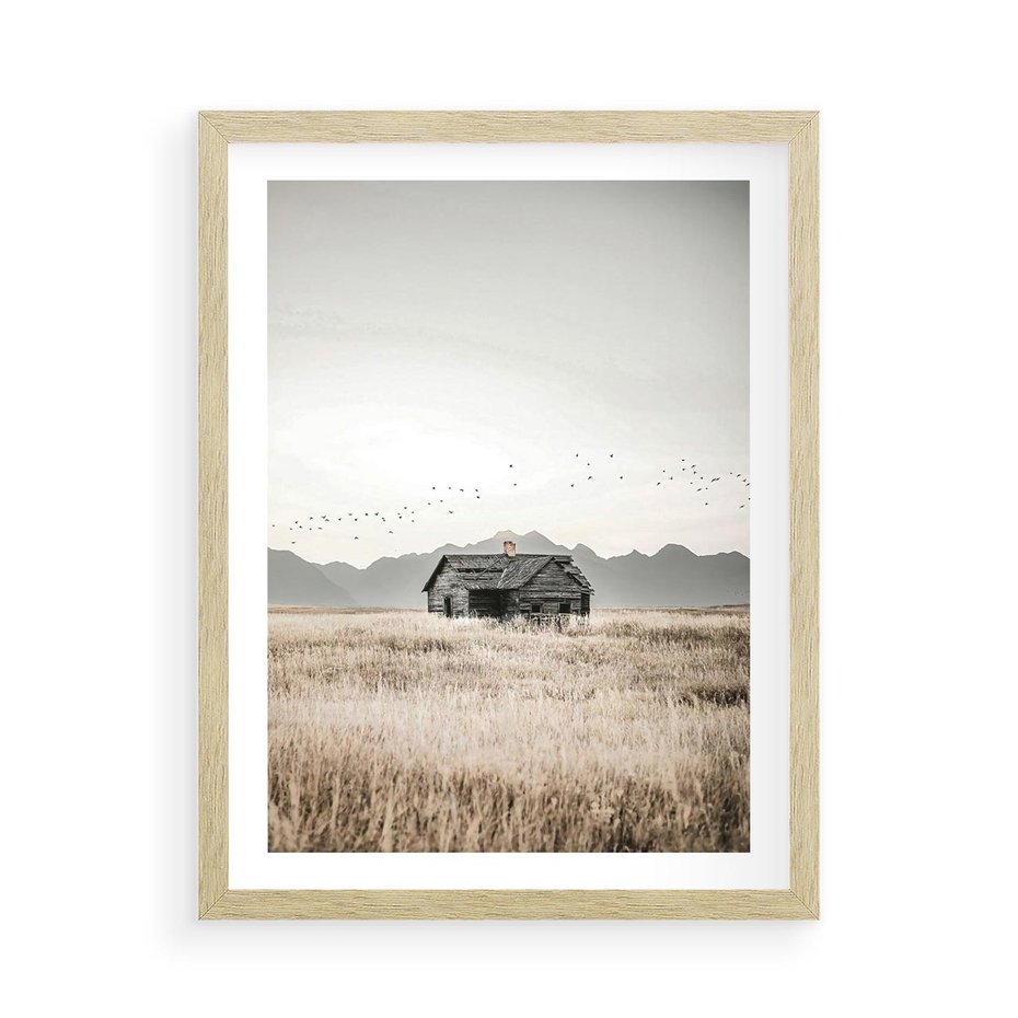 Plakat w ramie 50x70 - Wiejska Idylla - stary drewniany dom w polu suchej trawy, fotografia - rama drewno