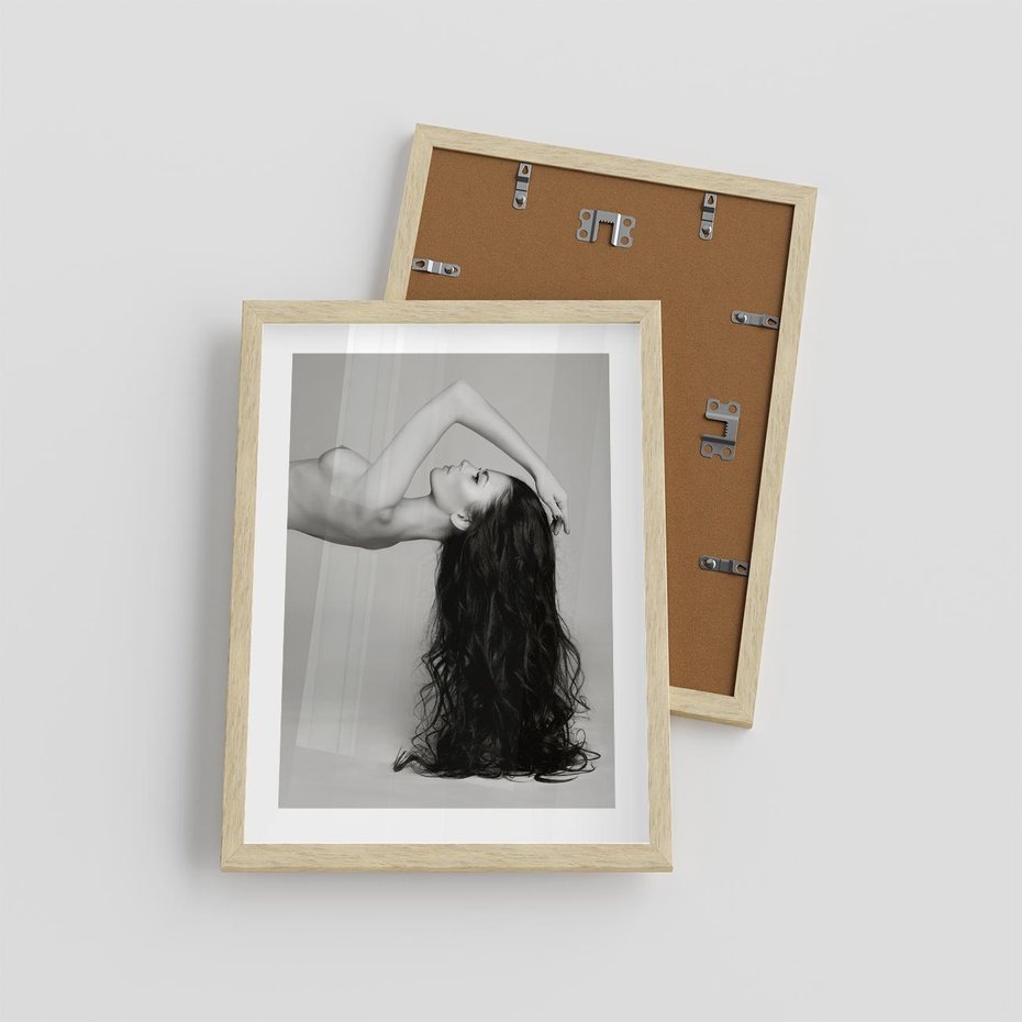 Plakat w ramie 30x40 - Piękno włosów kobiety w ruchu - włosy, piękno - rama drewno