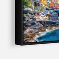 Obraz w ramie 70x50 - Barwne Wybrzeże - nadmorskie miasto na klifie, kolorowe tęczowe budynki - rama czarna