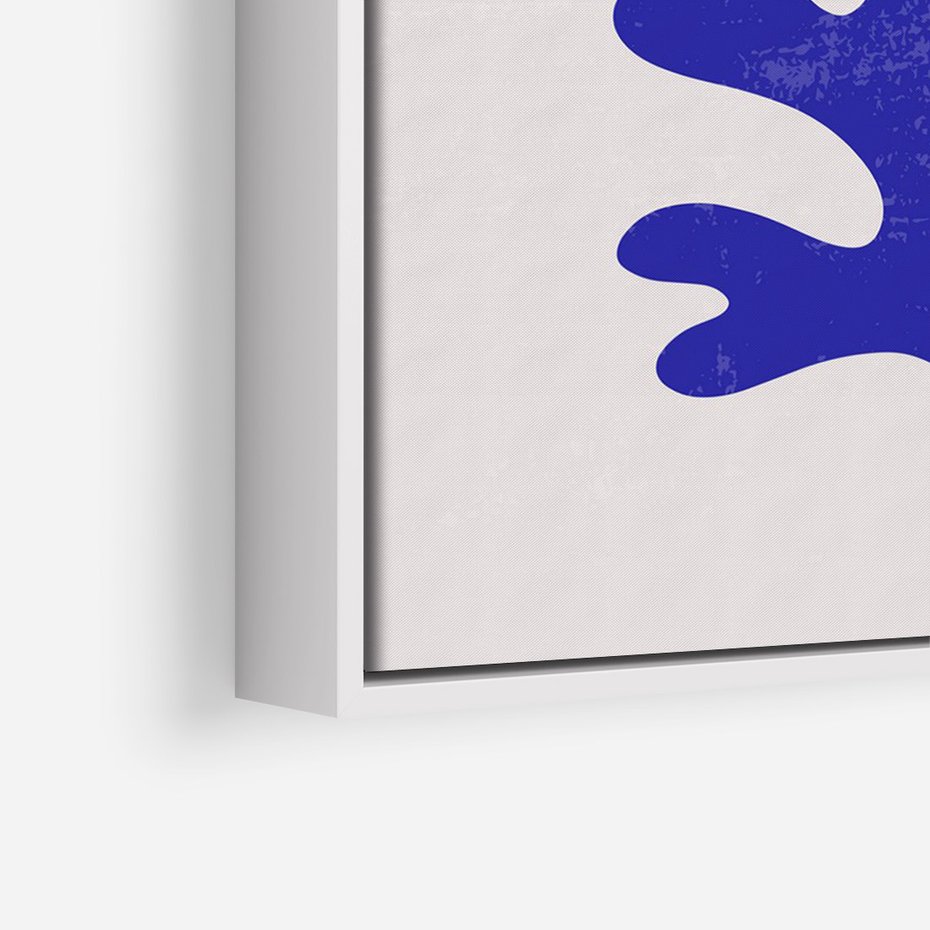 Obraz w ramie 70x100 - Przenikająca Struktura - boho plakat, niebieski liść w intensywnym kolorze - rama biała