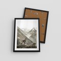 Plakat w ramie 30x40 - Dzikie Piękno: Kozica w Malowniczym Górskim Scenerii - kozica, góry - rama czarna