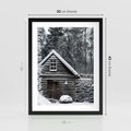 Plakat w ramie 30x40 - Zaklęta Zima - domek w lesie, śnieg - rama czarna