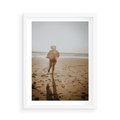 Plakat w ramie 50x70 - O Zachodzie Słońca - klimatyczna fotografia, postać biegnie po plaży - rama biała