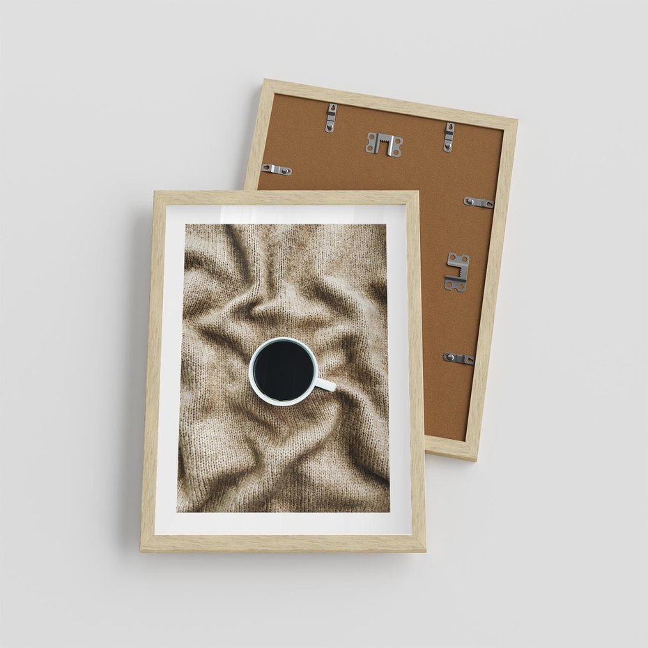 Plakat w ramie 30x40 - Filiżanka Kawy na Brązowym Kocu - kawa, czarna kawa - rama drewno