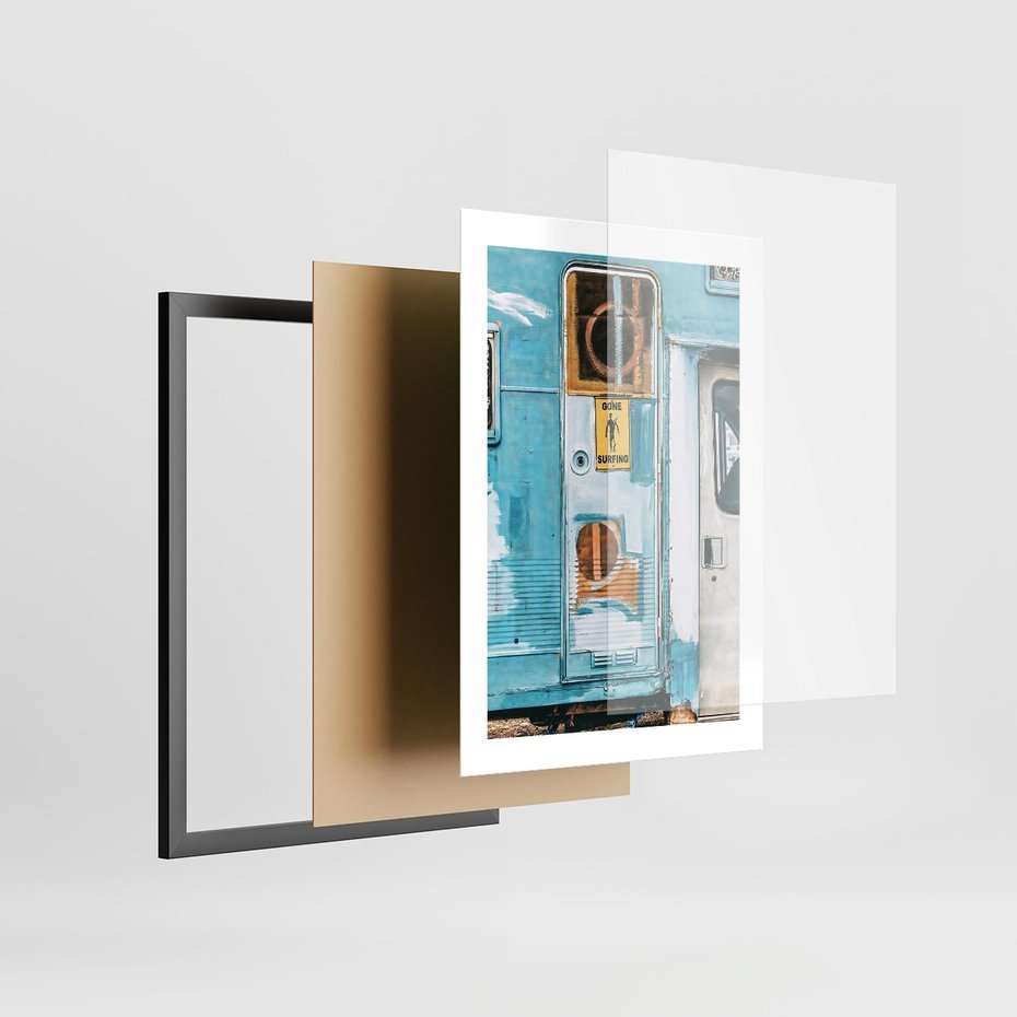 Plakat w ramie 30x40 - Nostalgiczna Podróż - stara przyczepa kempingowa, niebieskie kolory - rama czarna