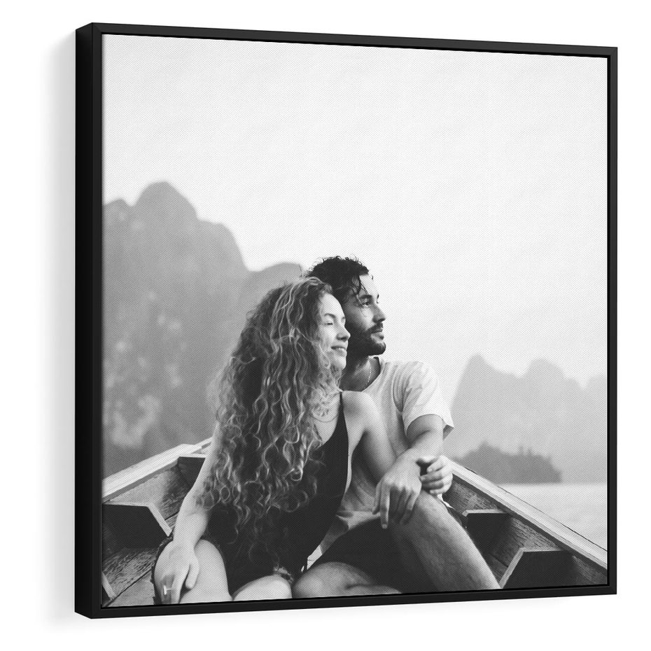 Obraz w ramie 50x50 - Księga mglistych marzeń - czarno biała fotografia, para zakochanych w łodzi - rama czarna