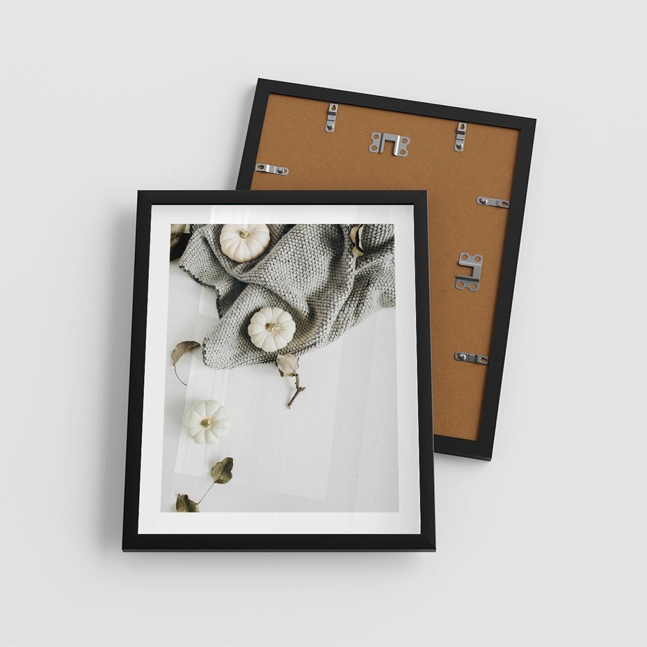 Plakat w ramie 40x50 - Białe Dynie i Przytulny Koc - kompozycja jesienna, białe dynie - rama czarna