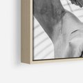 Obraz w ramie 50x50 - Zaklęta w Kamieniu - antyczna rzeźba kobiety na fotografii, czarno biała - rama drewno