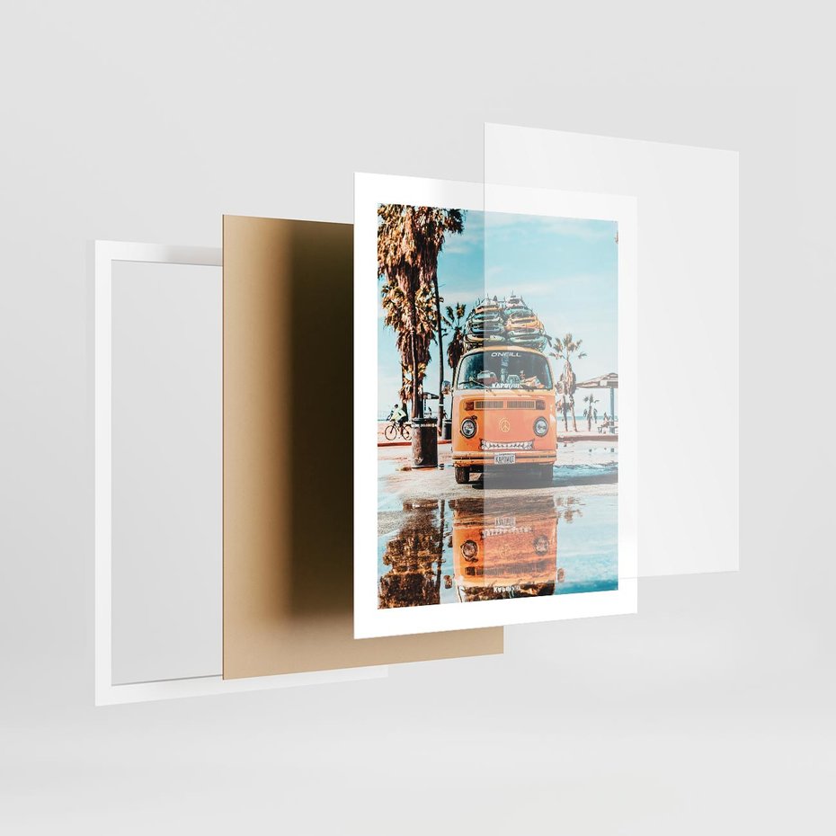 Plakat w ramie 40x50 - Wakacje na Kółkach - kamper, deski surfingowe na dachu - rama biała