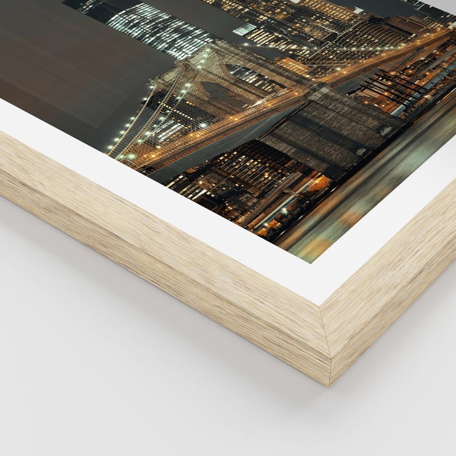 Plakat w ramie 50x70 - Miasto rozświetlone nocnym blaskiem - miasto, nocą - rama drewno