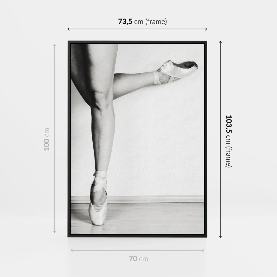 Obraz w ramie 70x100 - Tańcząca Delikatność - artystyczne zdjęcie, odcienie szarości - rama czarna