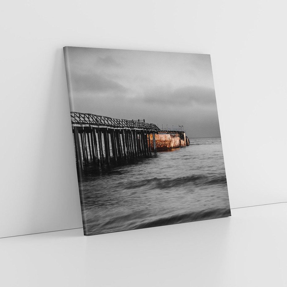 Obraz na płótnie 80x80 - Molo i wrak statku na plaży - molo, wrak