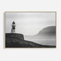 Obraz w ramie 120x80 - Melancholia Północy - czarnobiała fotografia, nadmorska latarnia na klifie - rama drewno