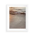 Plakat w ramie 40x50 - Spokój Morza: Fale na Plaży - fale, morze - rama biała
