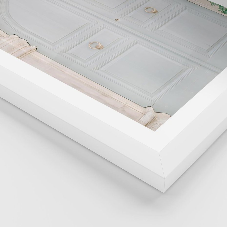 Plakat w ramie 30x40 - Błękitne Drzwi Kamienicy: Urok Historii - stare piękne drzwi do kamienicy, błękitne drzwi - rama biała