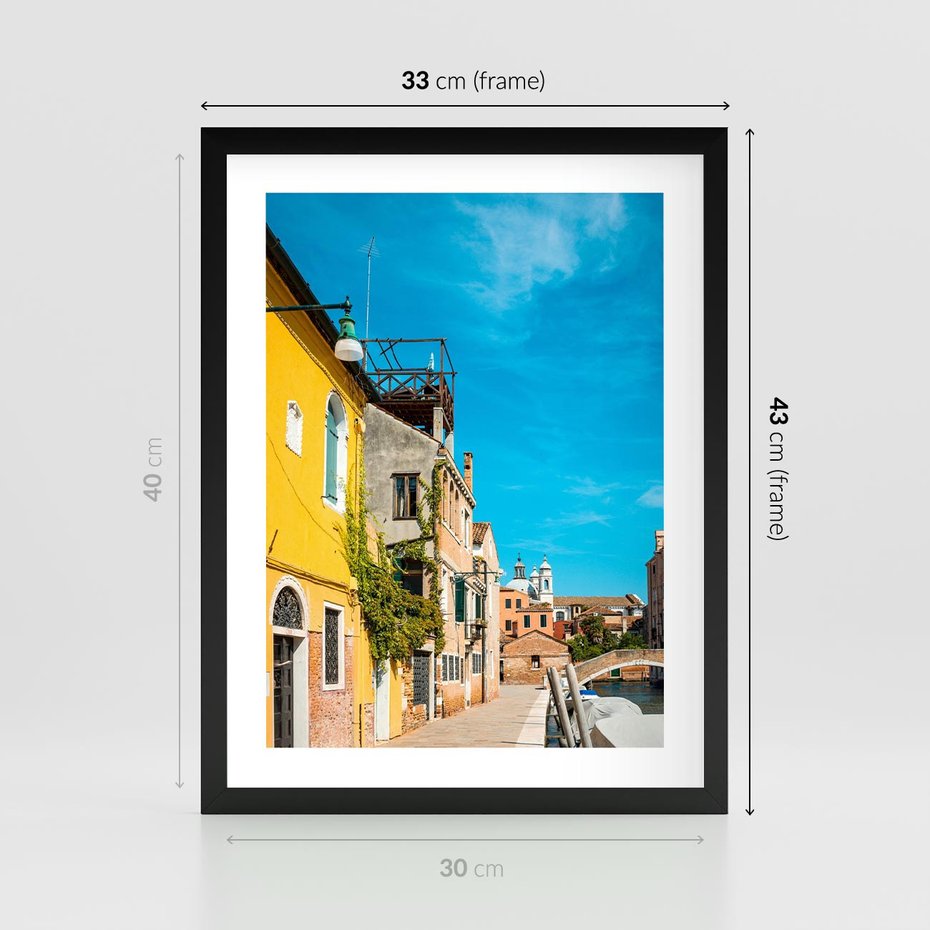 Plakat w ramie 30x40 - Przechadzka w Sercu Miasta - uliczka, perspektywa - rama czarna