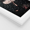 Plakat w ramie 40x50 - Jesień w Detalu: Liść na Mokrej Drodze - liść, jesień - rama biała