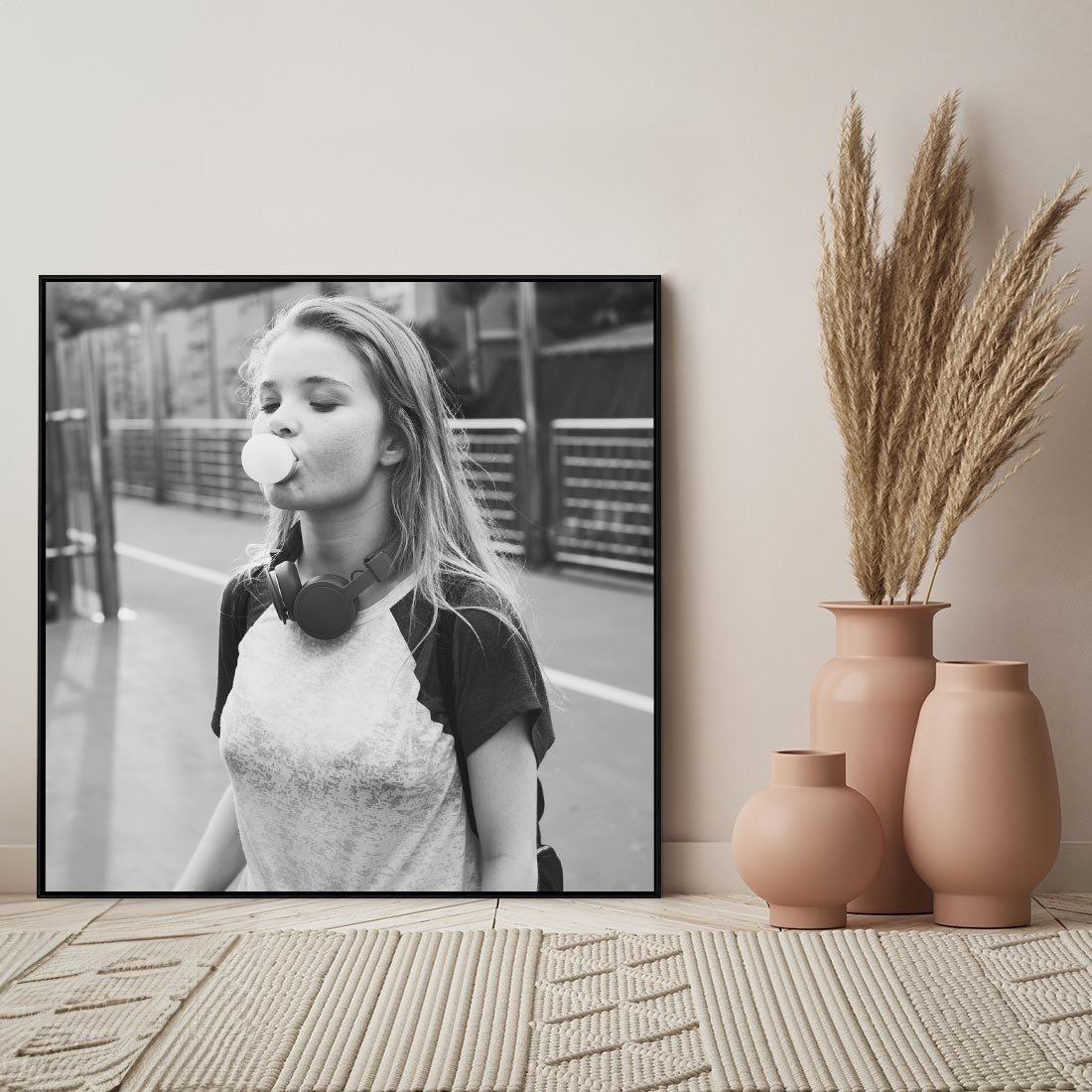 Obraz w ramie 50x50 - Letnia Młodość - nowoczesna fotografia, czarno biała - rama czarna