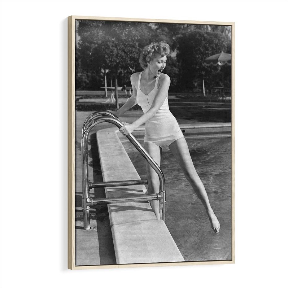 Obraz w ramie 80x120 - Retro Basen - retro zdjęcie, czarno białe - rama drewno