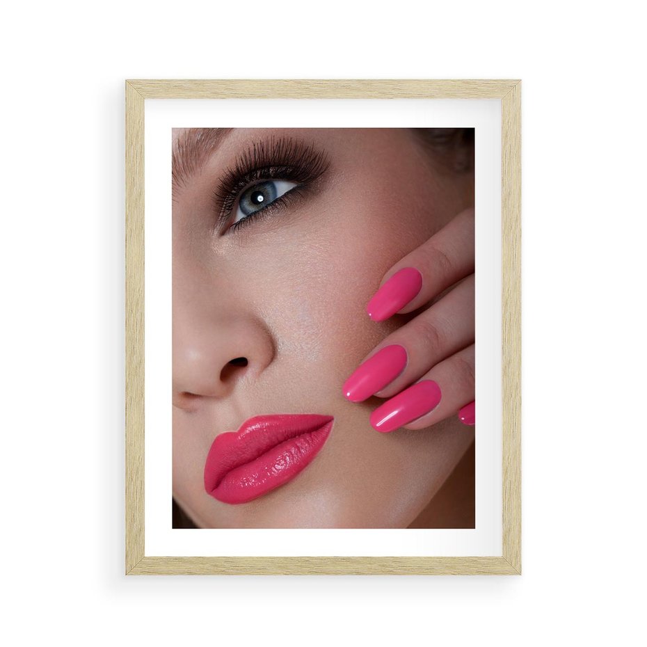 Plakat w ramie 40x50 - Usta, manicure, spa: kobieca harmonia - usta, manicure - rama drewno