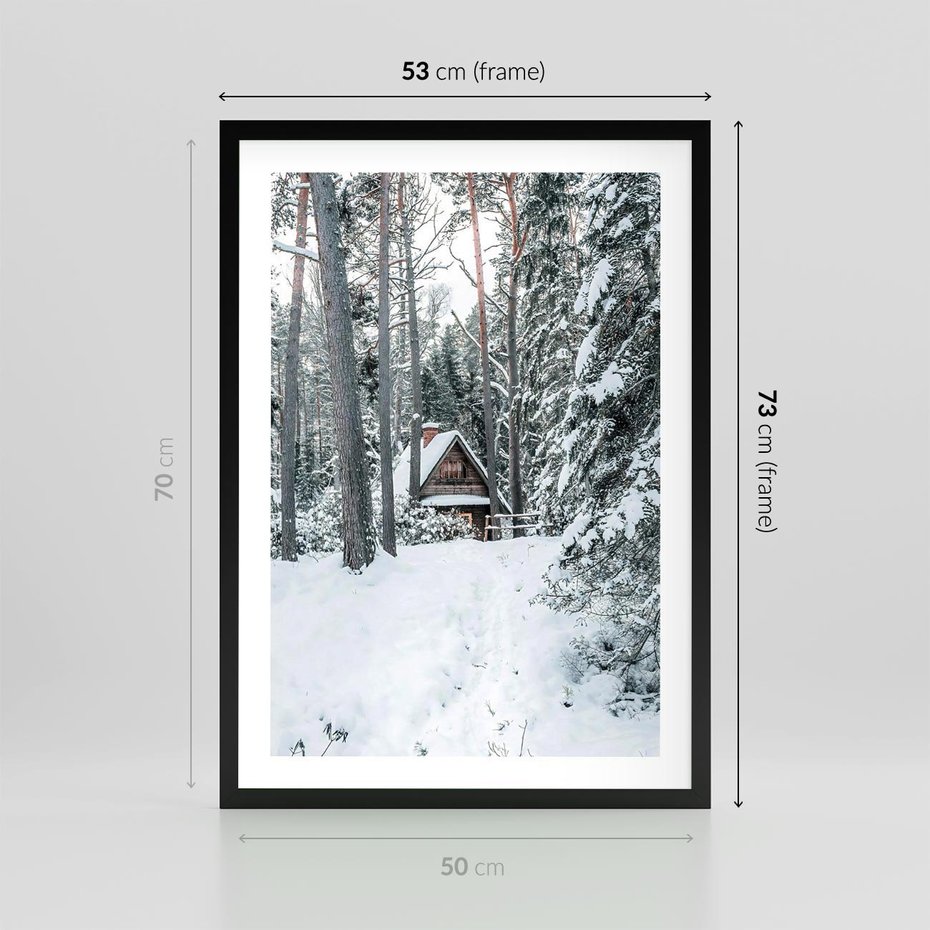 Plakat w ramie 50x70 - Spokój Zimowej Przygody w Lesie - domek w górach w lesie, zima - rama czarna