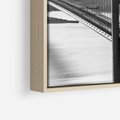 Obraz w ramie 50x50 - Ikona Miasta - most Nowy Jork, czarno biała fotografia - rama drewno
