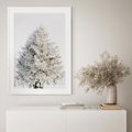Plakat w ramie 30x40 - Zimowa Poezja w Ośnieżonym Drzewie - ośnieżone drzewo, zima - rama biała