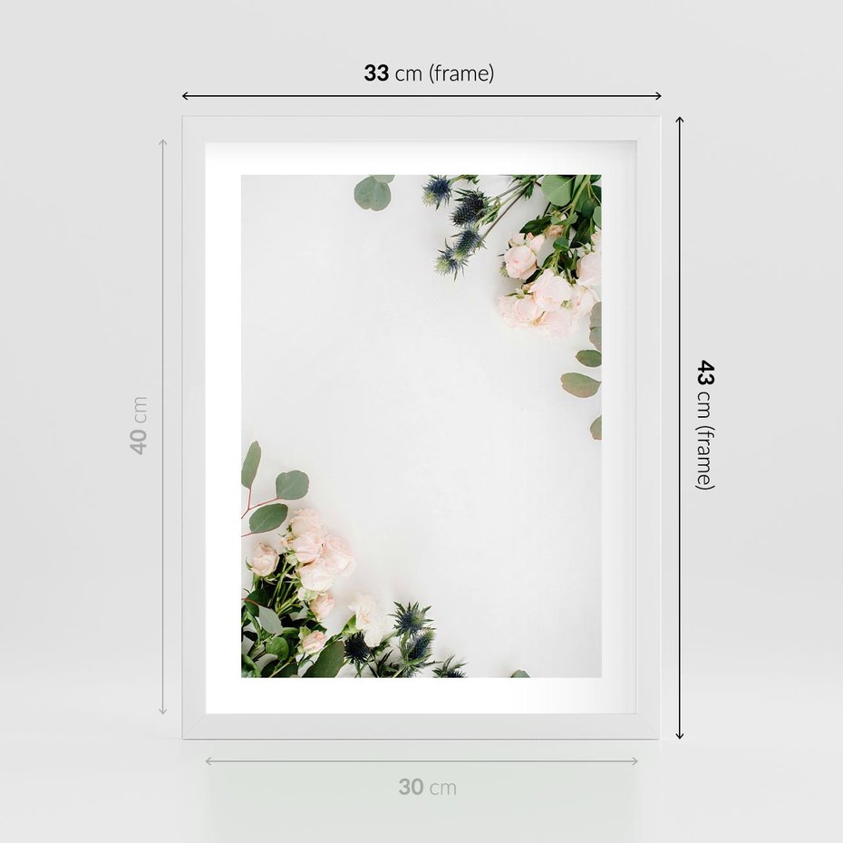 Plakat w ramie 30x40 - Kompozycja z Białych Róż i Eukaliptusa - kompozycja z białych kwiatów na białym tle, róże - rama biała