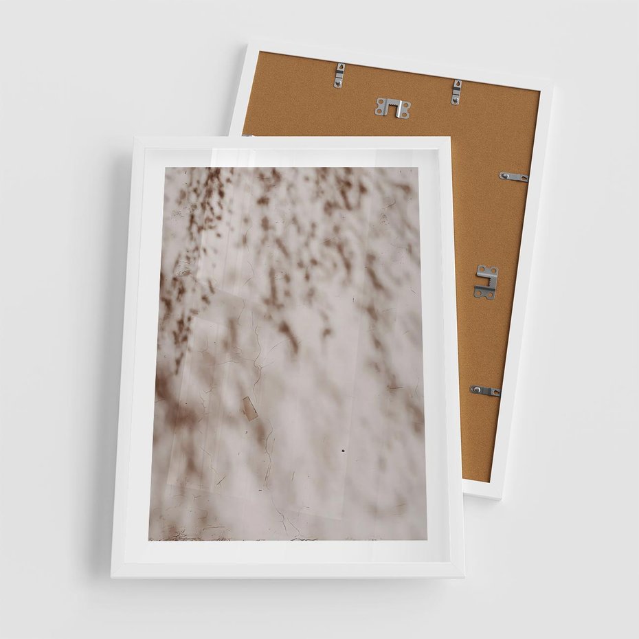 Plakat w ramie 50x70 - Cień Gałęzi - beżowa ściana, cień gałęzi - rama biała