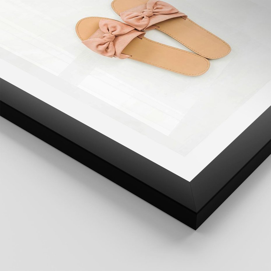 Plakat w ramie 30x40 - Minimalistyczna Moda: Klapki na Białym Tle - klapki, minimalizm - rama czarna