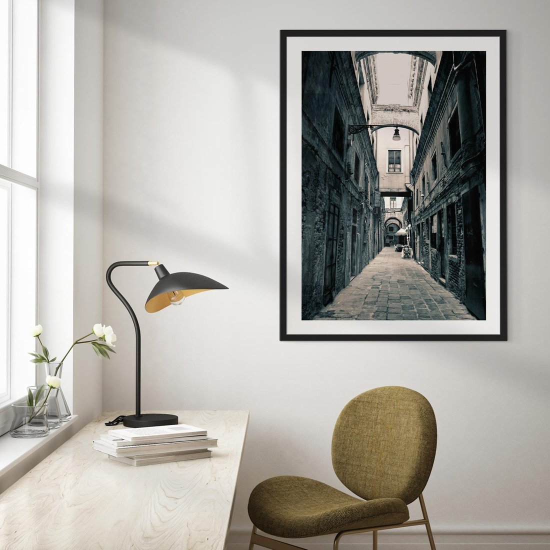 Plakat w ramie 50x70 - Odkryj tajemnice miasta - uliczka, perspektywa - rama czarna