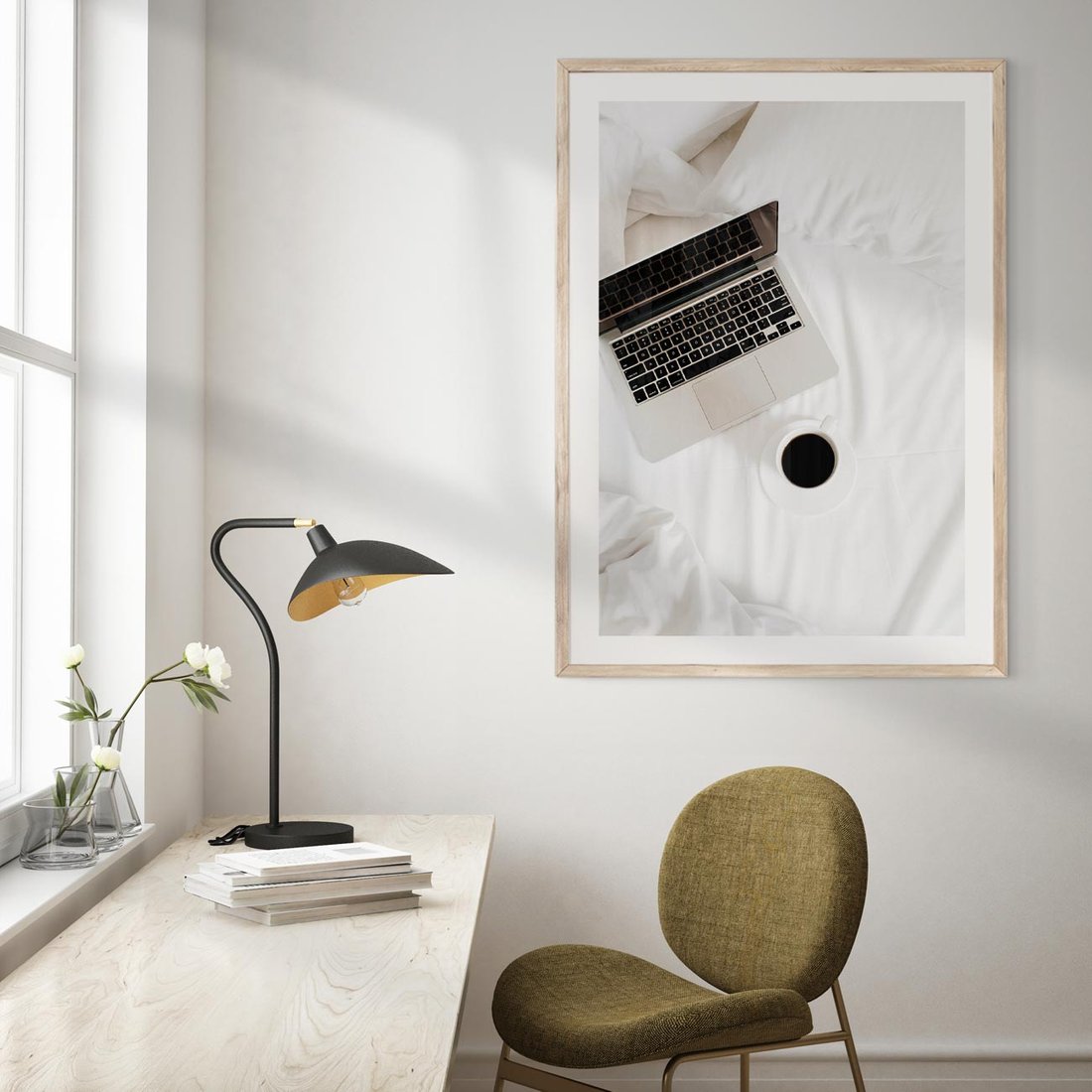 Plakat w ramie 50x70 - Relaks w Łóżku: Kawa i Laptop w Pościeli - komputer, na łóżku - rama drewno