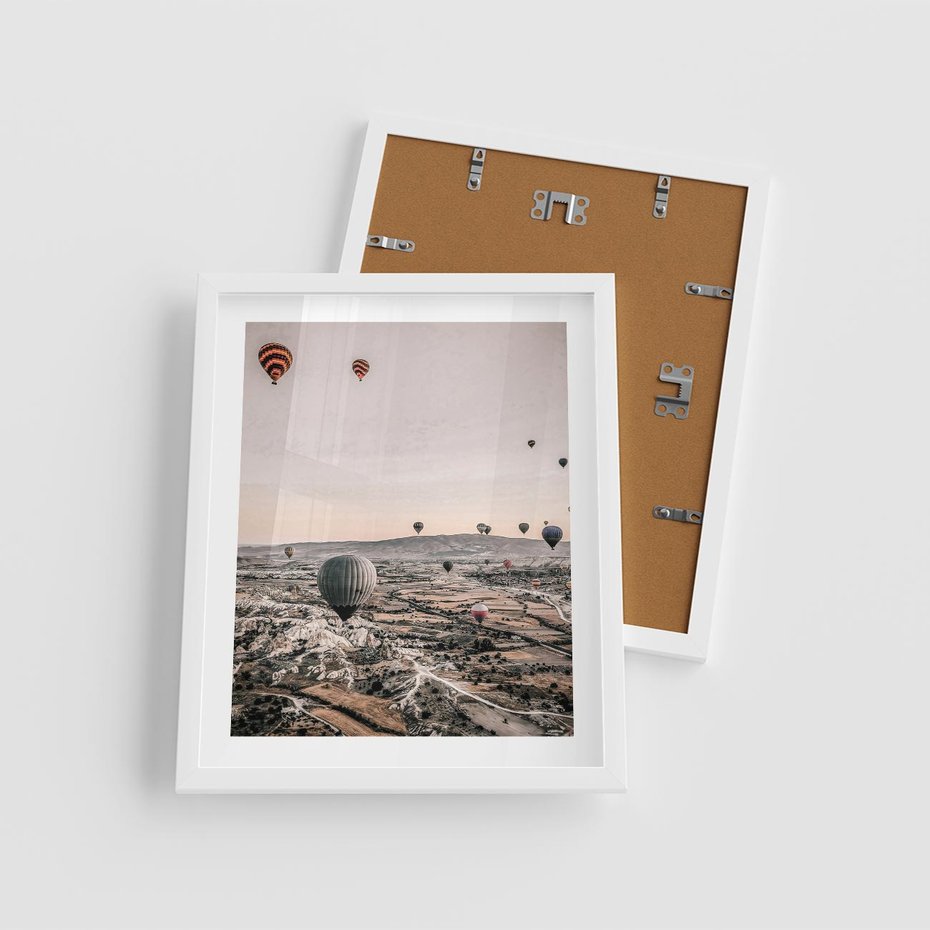 Plakat w ramie 40x50 - Wolność w Powietrzu - balony latające nas pustynnym krajbrazem, balony do latania - rama biała