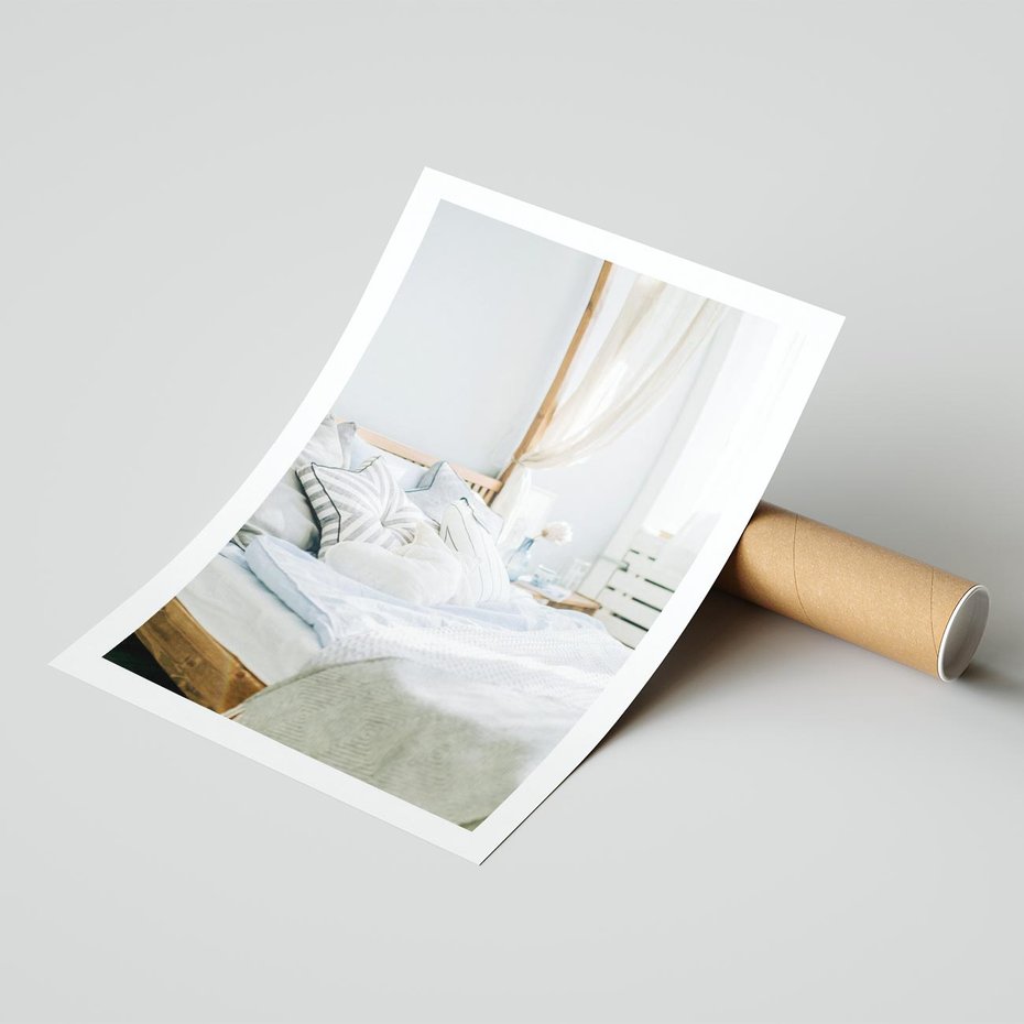 Plakat bez ramy 21x30 - Relaks w Sypialni: Jasne Kolory - zdjęcie sypialni, łóżko